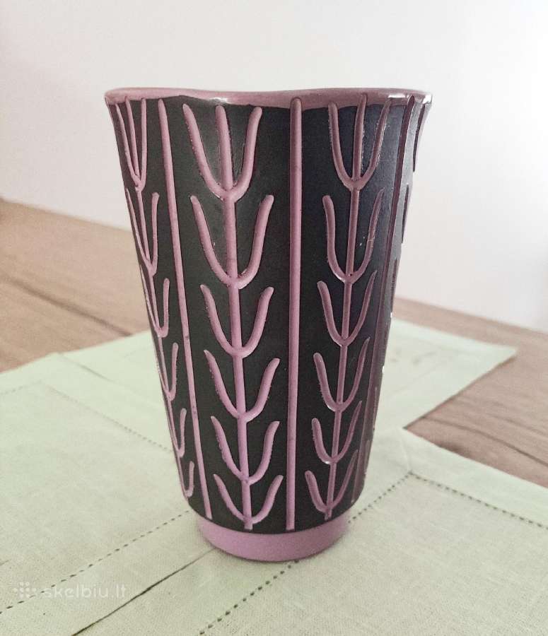 Keramikos vaza violetinės bordo spalvos