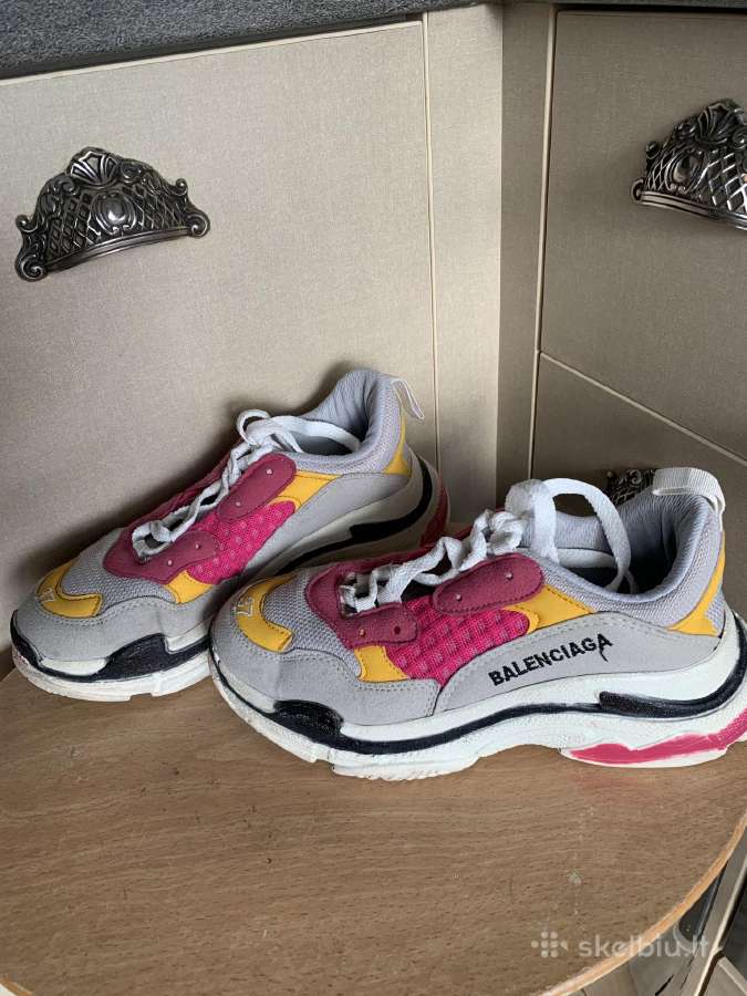 Balenciaga triple s kedai