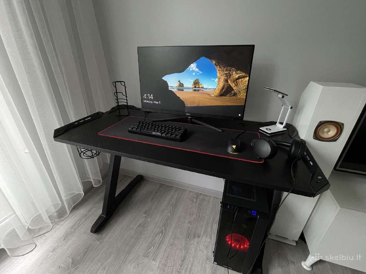 Tvarkingas Red&black gaming setupas