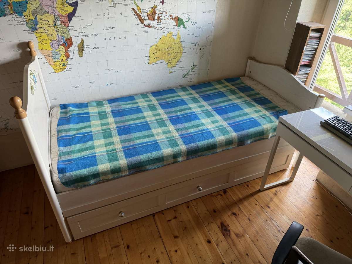 Lova su stalčiais ir spintele