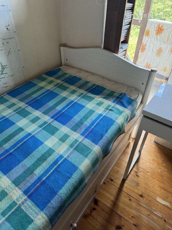 Lova su stalčiais ir spintele - nuotraukos Nr. 3