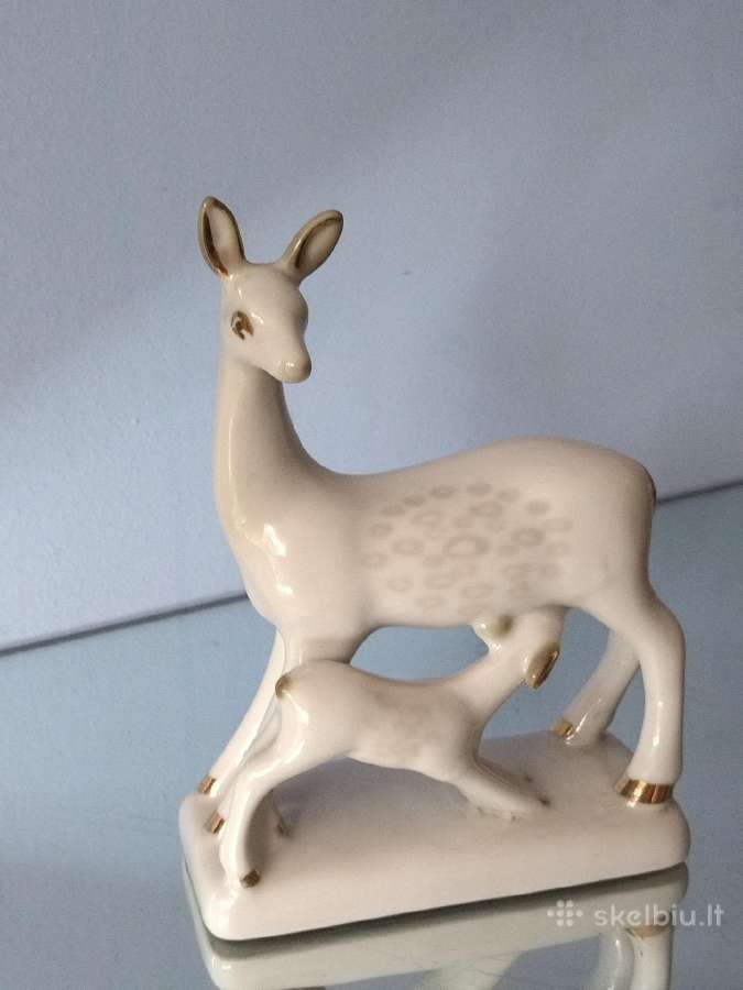 Polonje statulėlė elniai,maitinanti motina.