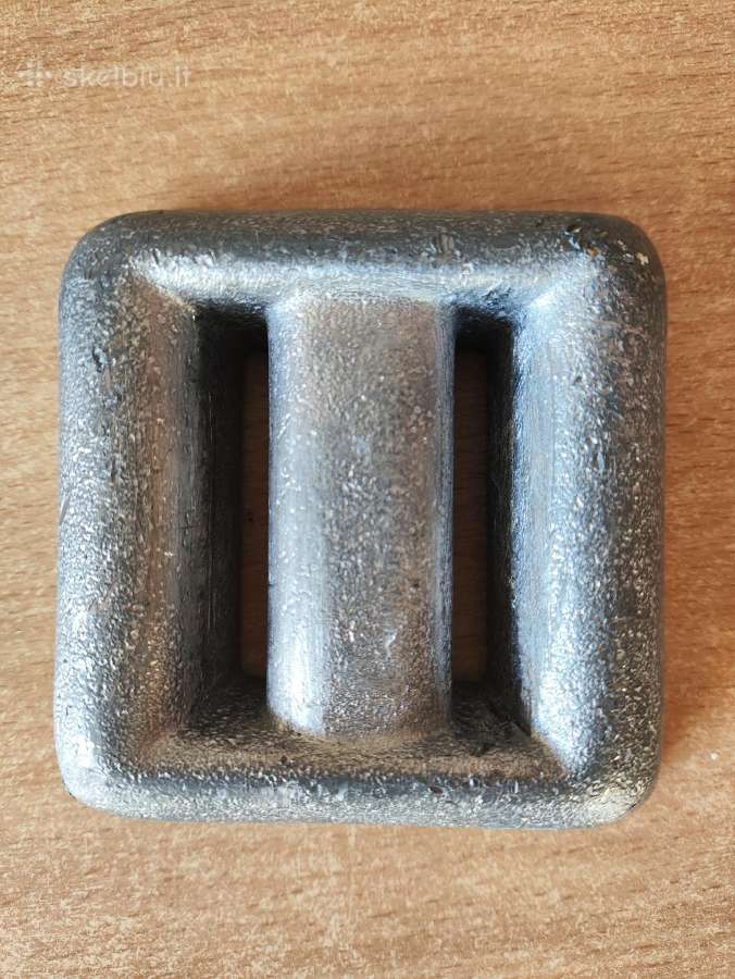 Švininis svoris-2 kg,storis 3 cm, kraštinės po 9cm