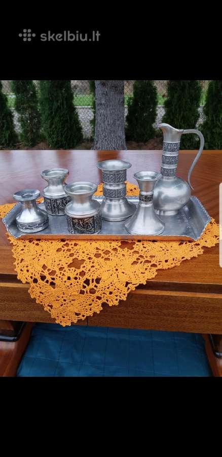Vintažiniai baldai, lempos, žvakidės, paveikslai