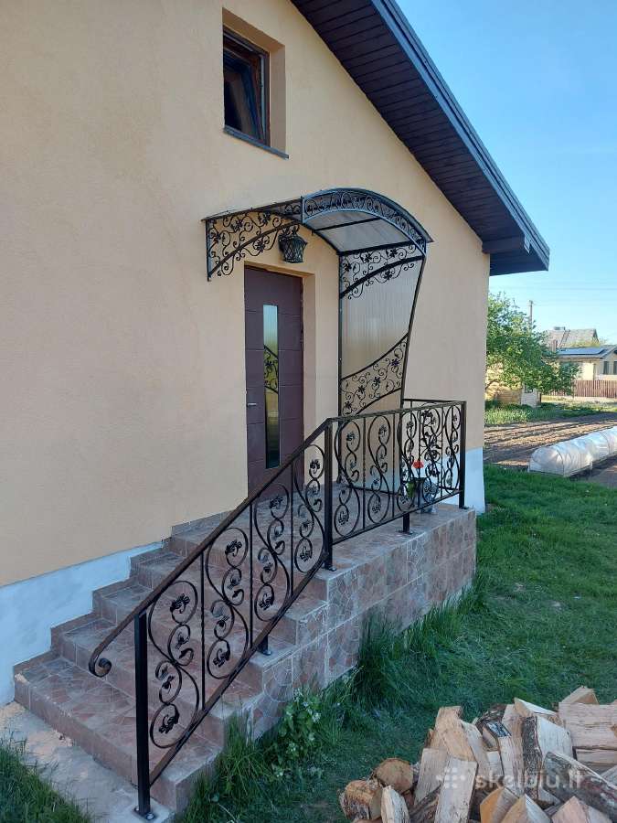 Stogeliai virš durų