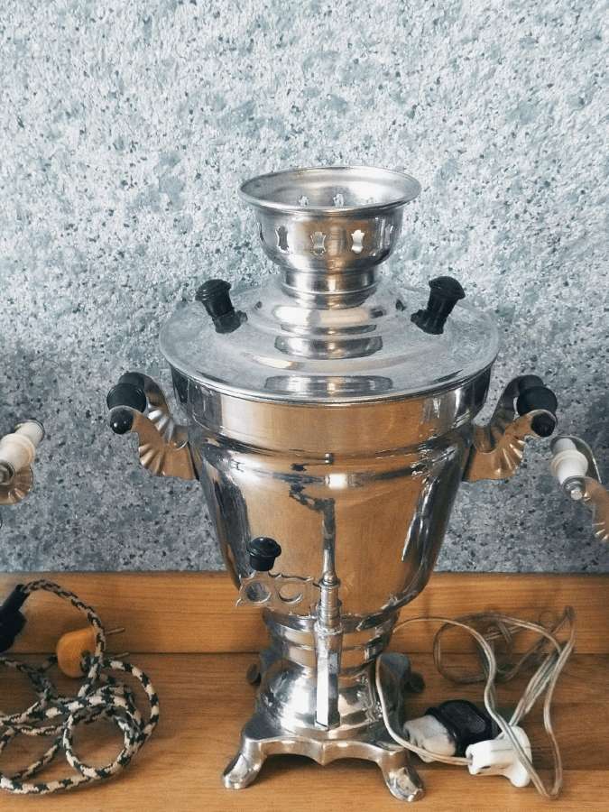 Du veikiantys senoviniai elektriniai samovarai.