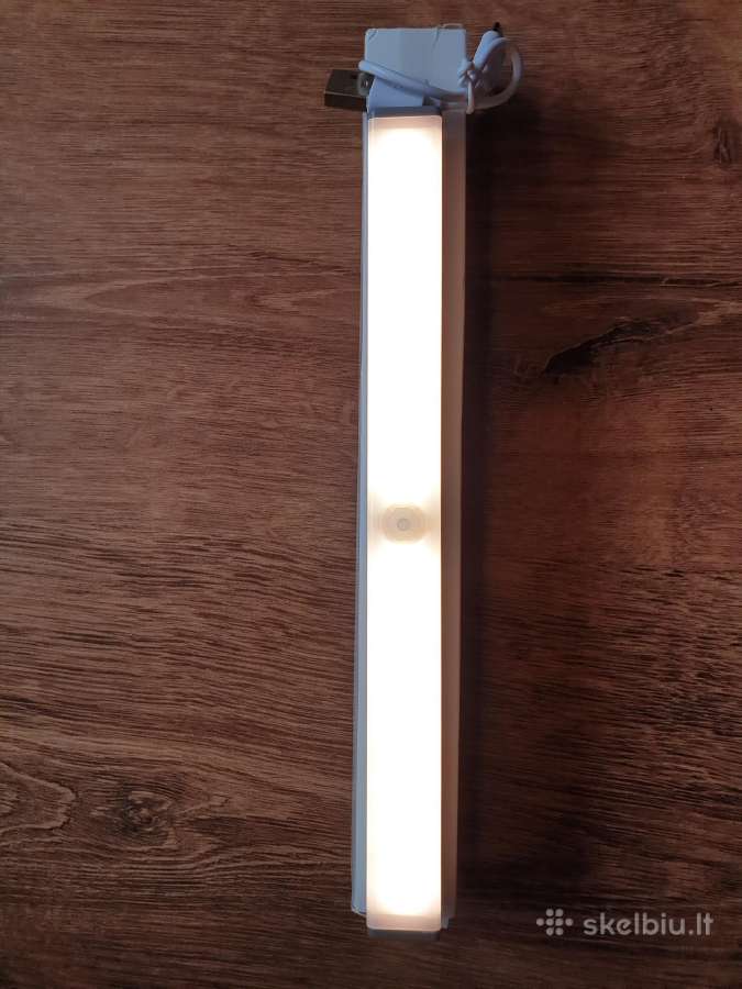 LED lempa su magnetais