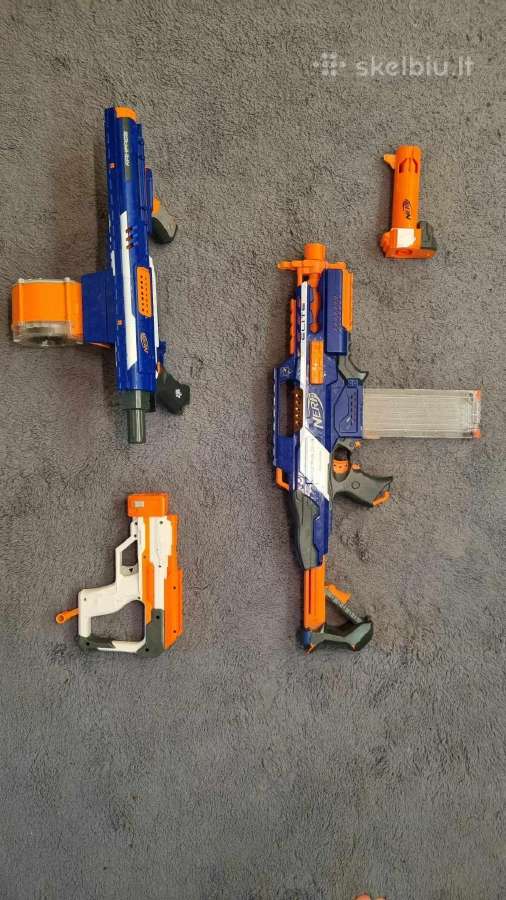 Nerf žaisliniai šautuvai su jų priedais.