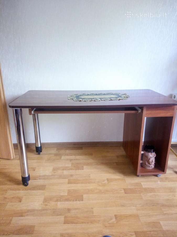 Kompiuterinis stalas su ratukais