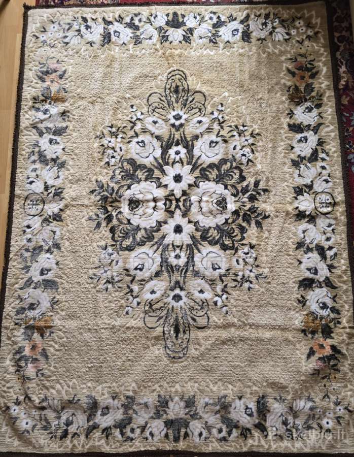 Labai gražus kilimas 150 x 200 cm.