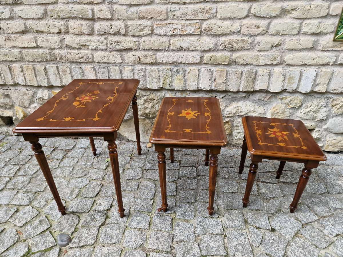 Vintažiniai mid century raudonmedžio staliukai - nuotraukos Nr. 2