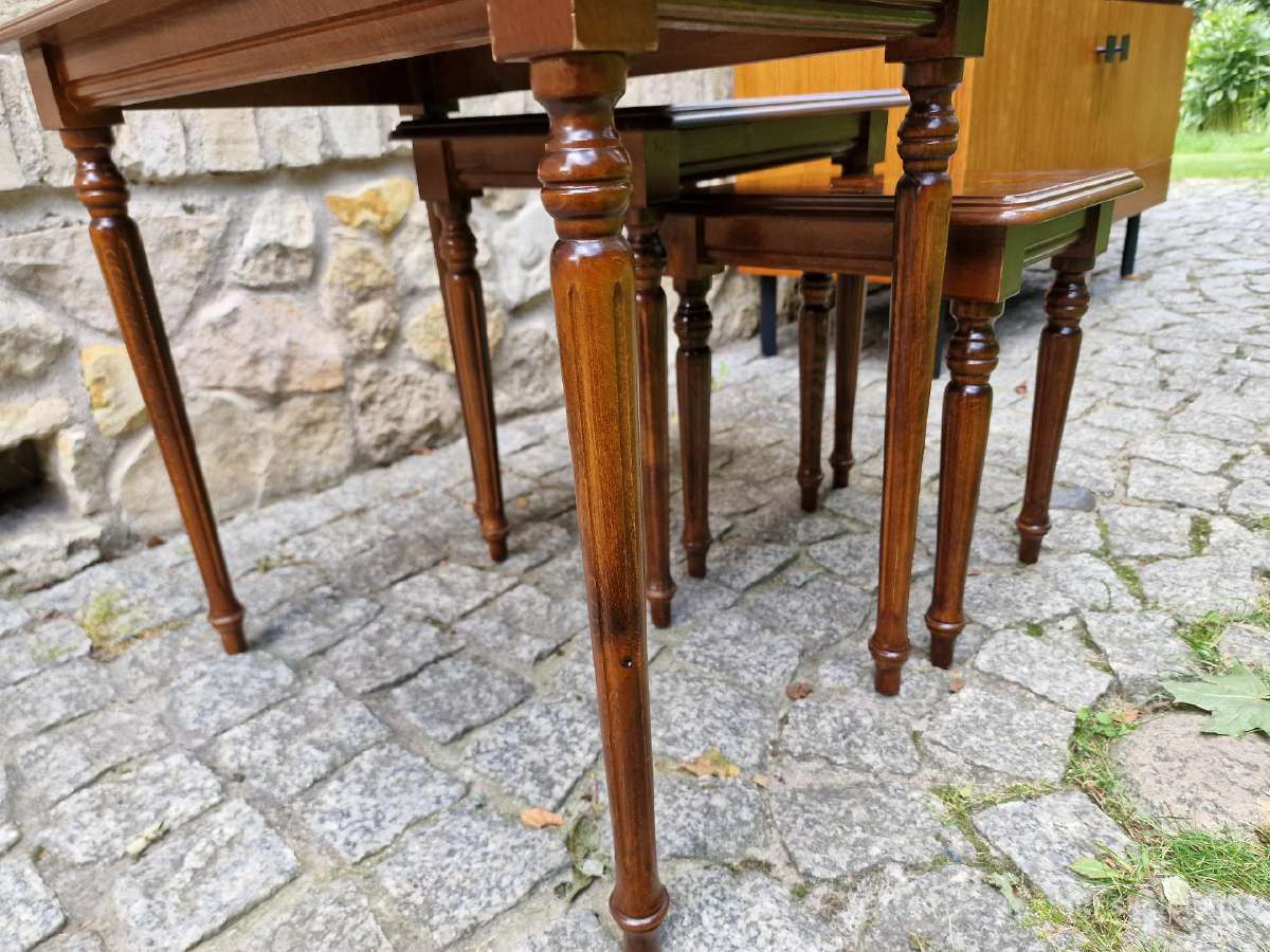 Vintažiniai mid century raudonmedžio staliukai - nuotraukos Nr. 15