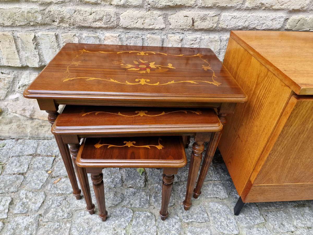 Vintažiniai mid century raudonmedžio staliukai - nuotraukos Nr. 24