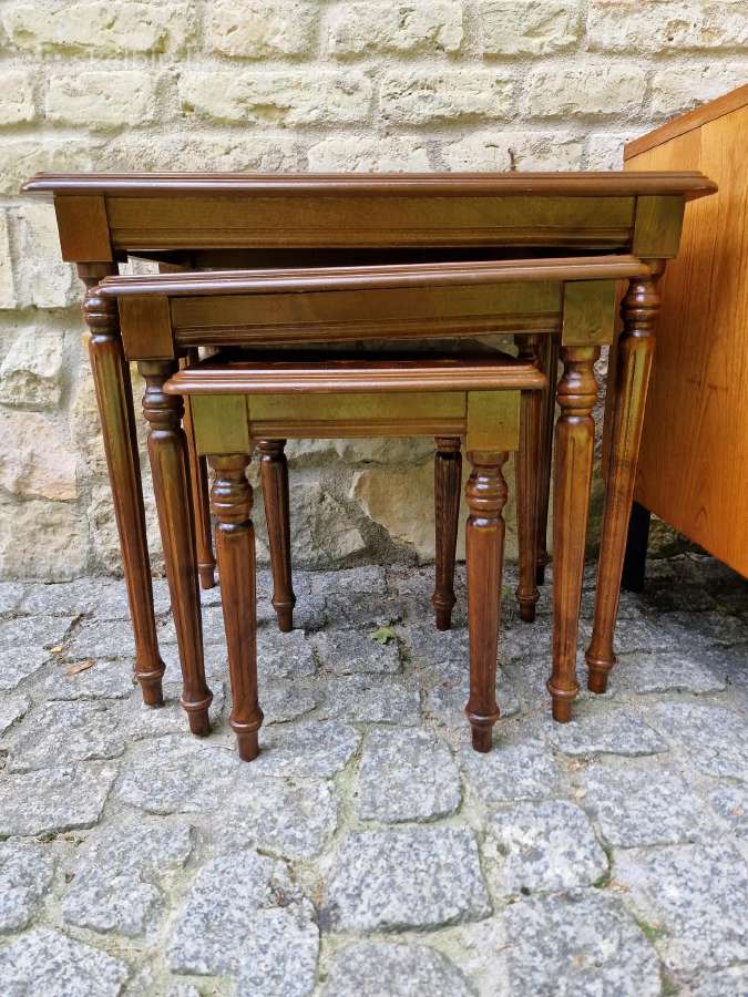 Vintažiniai mid century raudonmedžio staliukai - nuotraukos Nr. 25