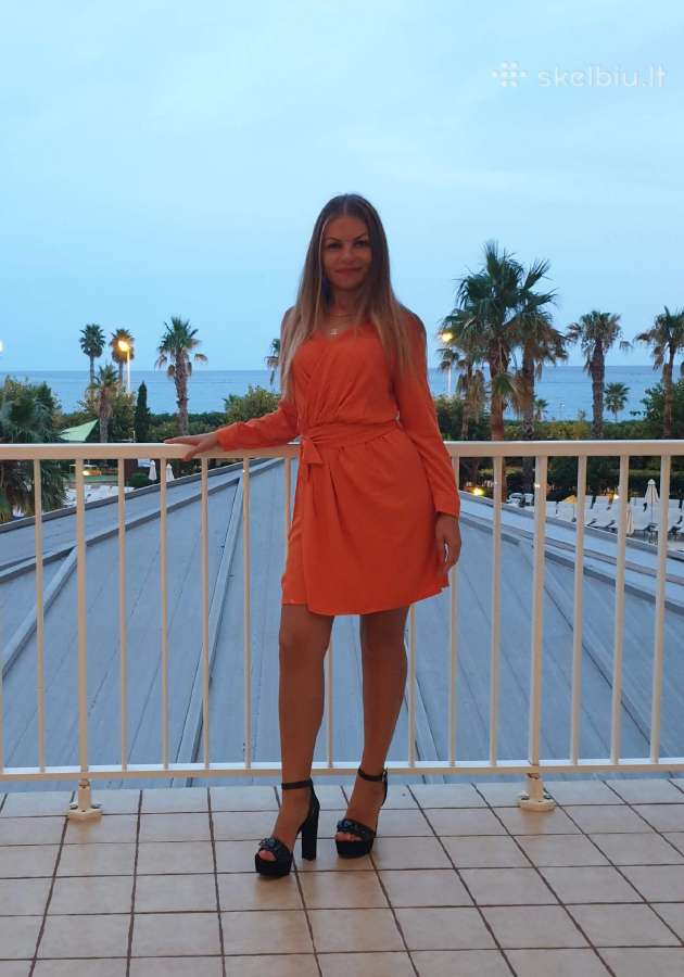Oranžinė suknelė