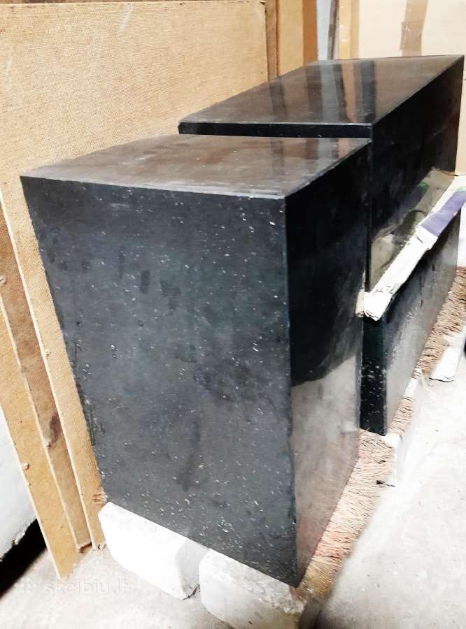 Juodo granito blokai