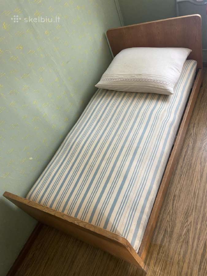 Parduodu dvi senovines labai gero stovio lovas