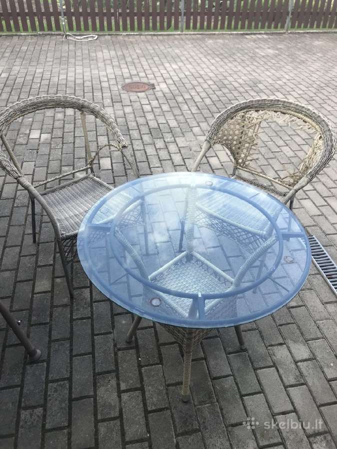 Lauko stalas su kedemis