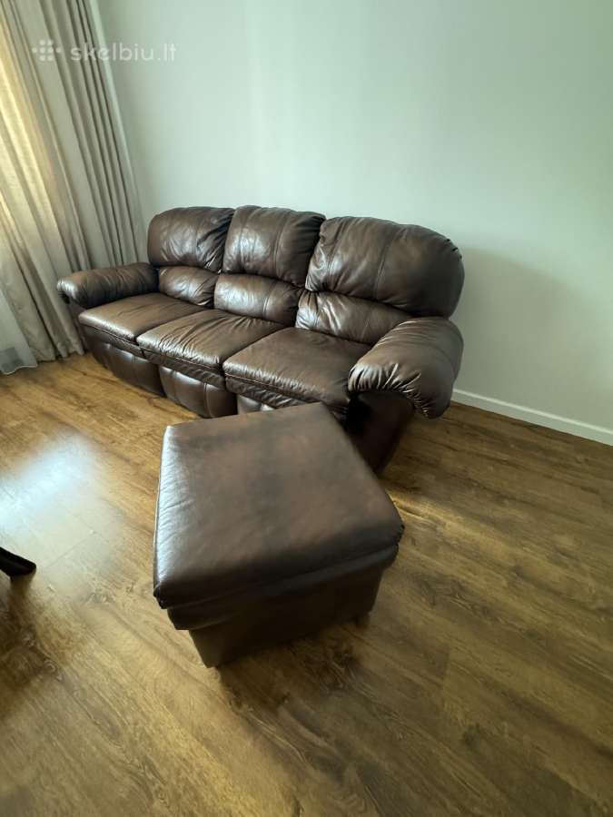 Juodojo Alksnio odine sofa su pufu
