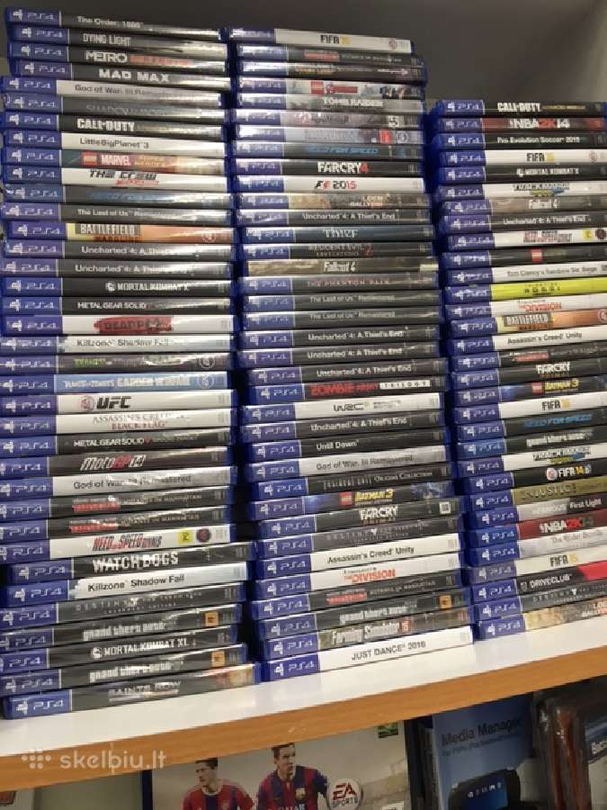 Sony ps4 su dviem pulteliais