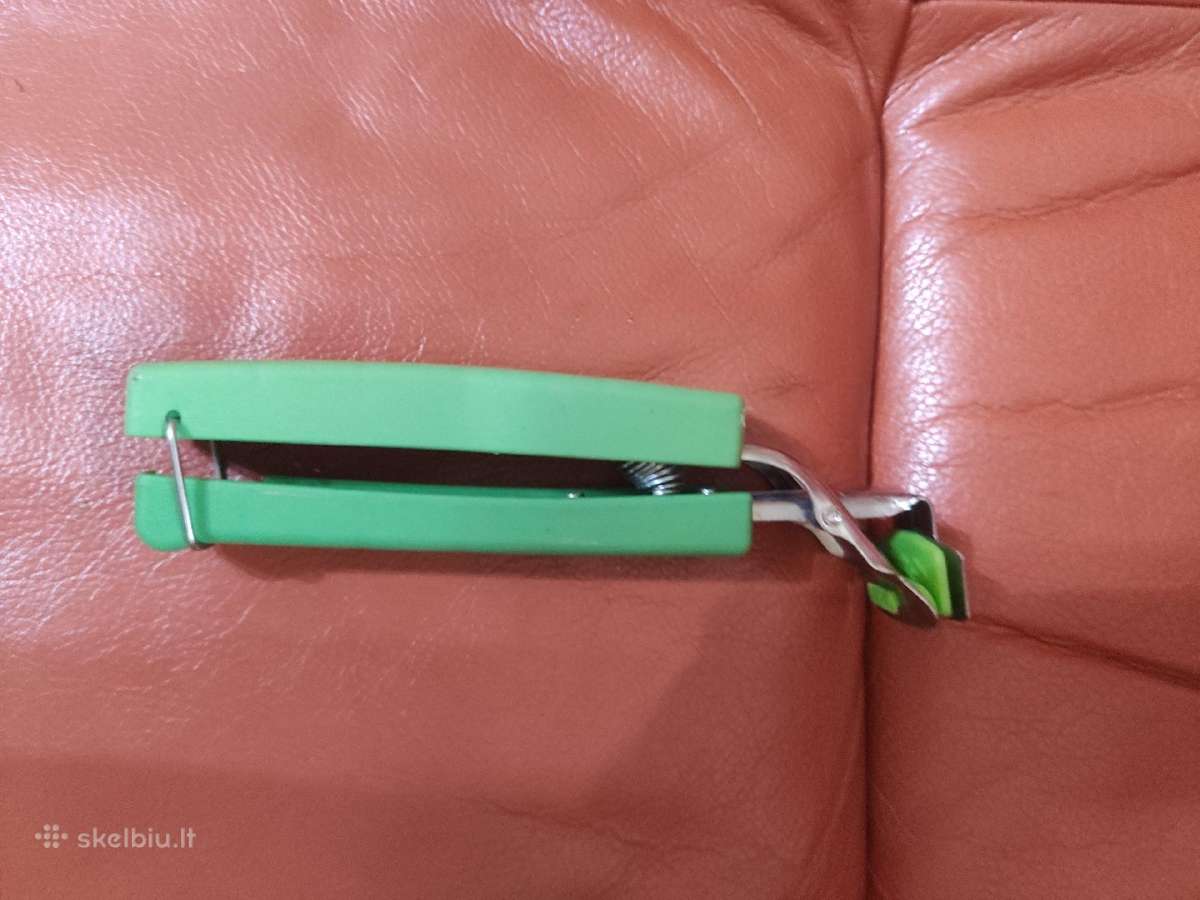 Karštom lėkštėm, dubenėliams paimti įrankis