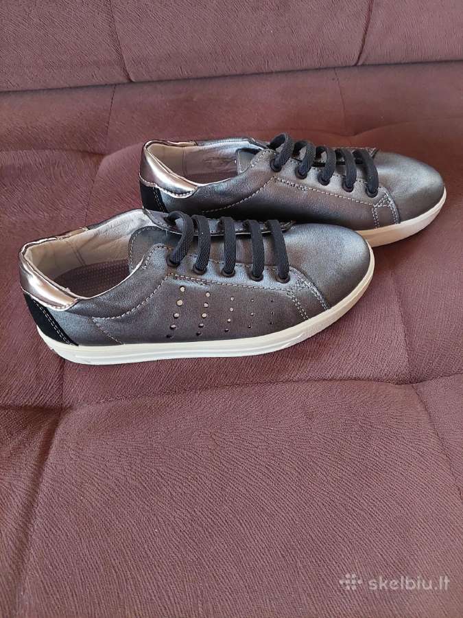 Nauji bateliai. 32 dydis