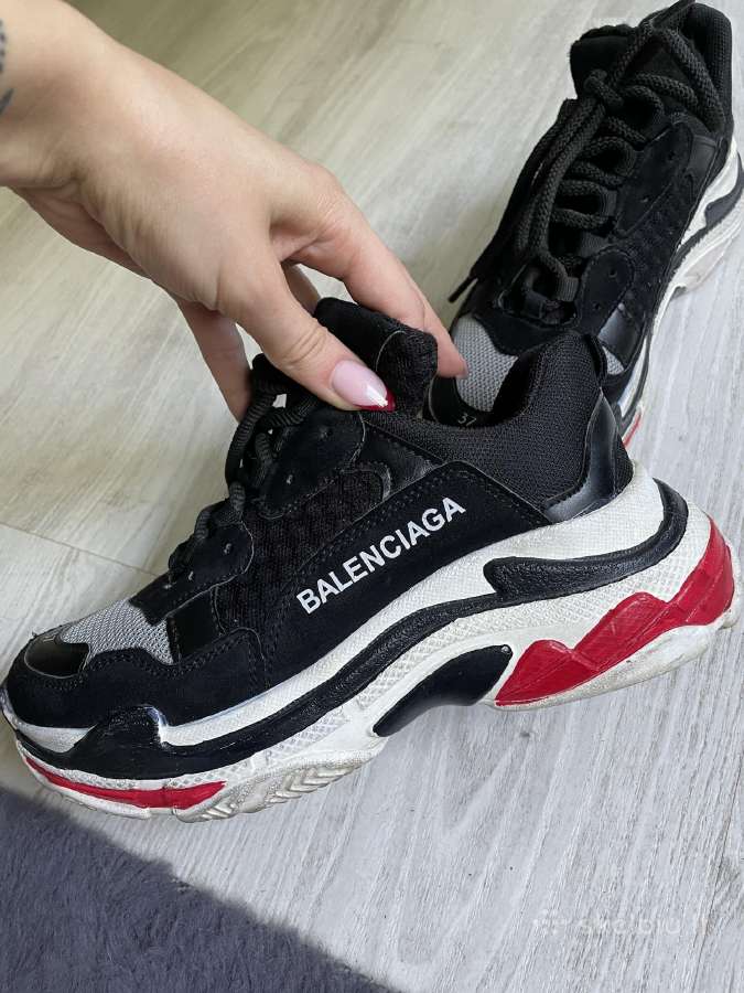 Balenciaga skelbiu hotsell