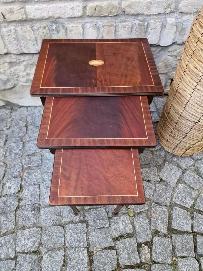 Vintažiniai mid century raudonmedžio staliukai