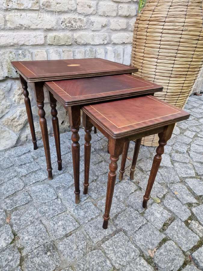 Vintažiniai mid century raudonmedžio staliukai - nuotraukos Nr. 2