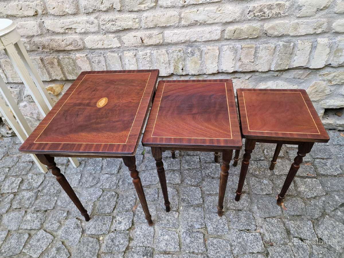 Vintažiniai mid century raudonmedžio staliukai - nuotraukos Nr. 24