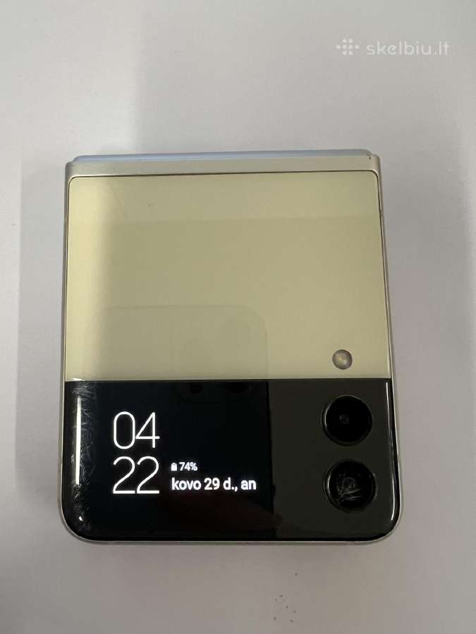 Samsung Galaxy Z Flip3 5G su ekrano defektu.