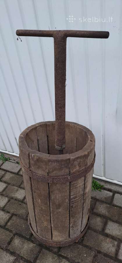 Sunki, senovinė bačkutė kažkam.
