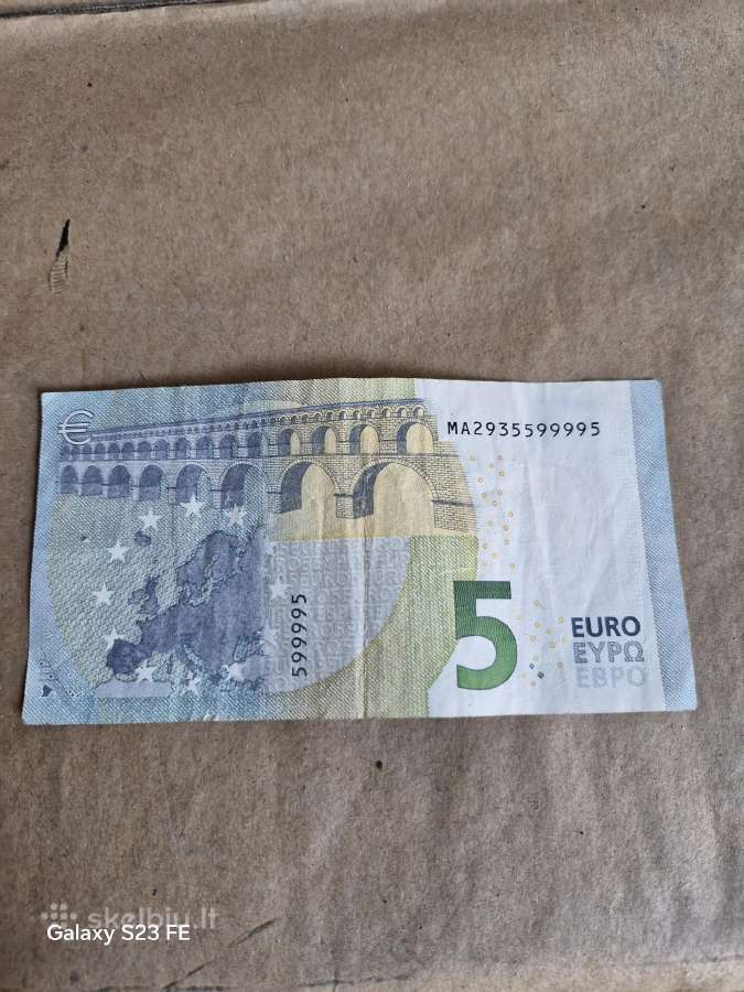 Eurų banknotai su vienodais skaičiais - nuotraukos Nr. 2