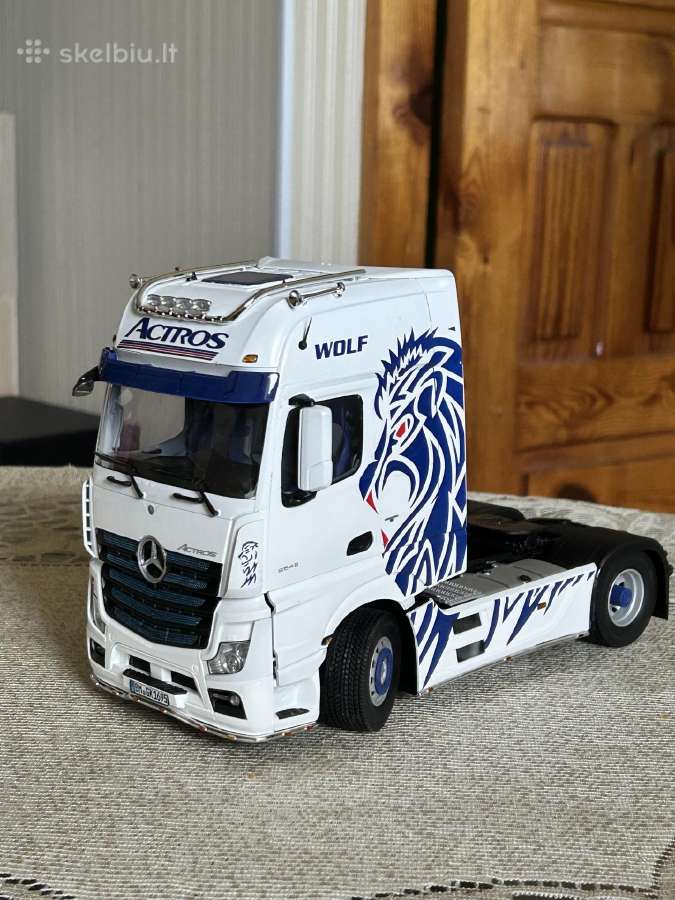 Parduodu vilkiko 1:24 Mercedes Benz Actros modeli.
