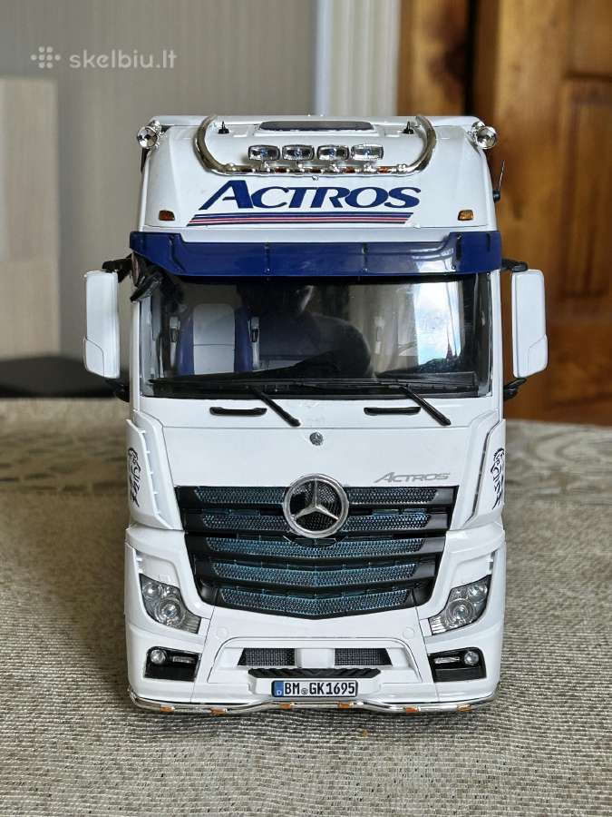 Parduodu vilkiko 1:24 Mercedes Benz Actros modeli. - nuotraukos Nr. 3