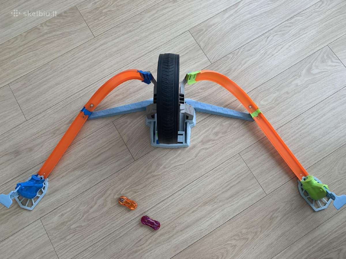 Hot wheels trasa su 2 vnt mašinėlių.