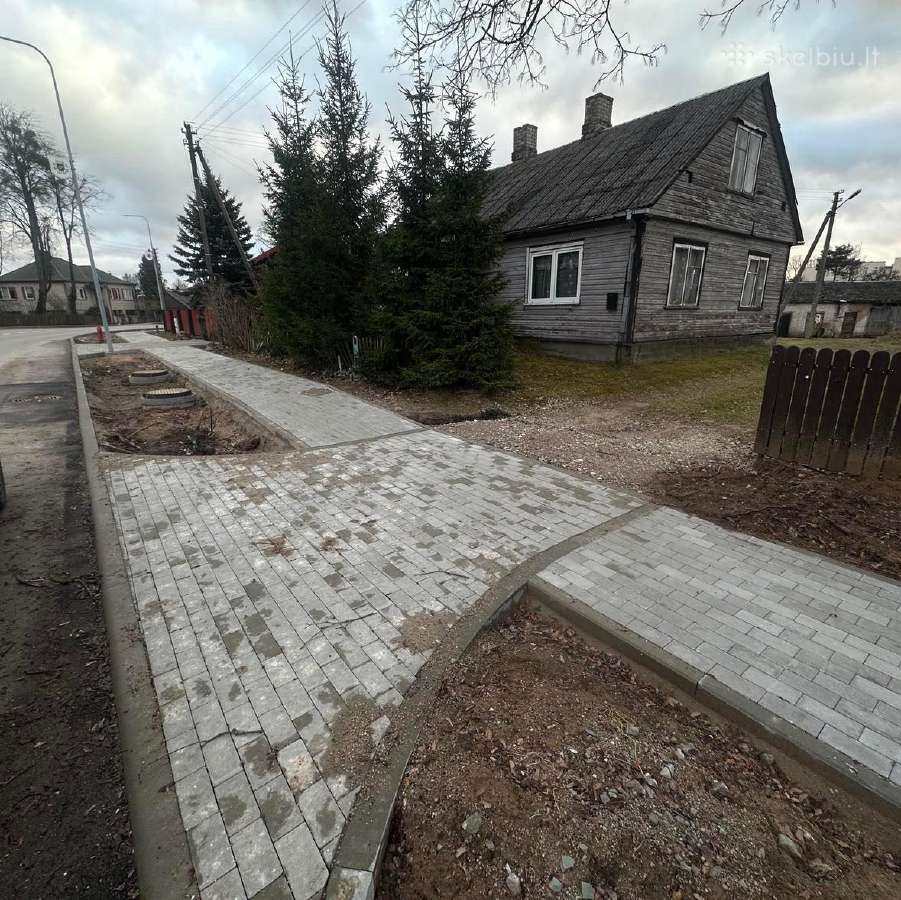 Namas centrinėje miesto gatvėje su 14a. sklypu