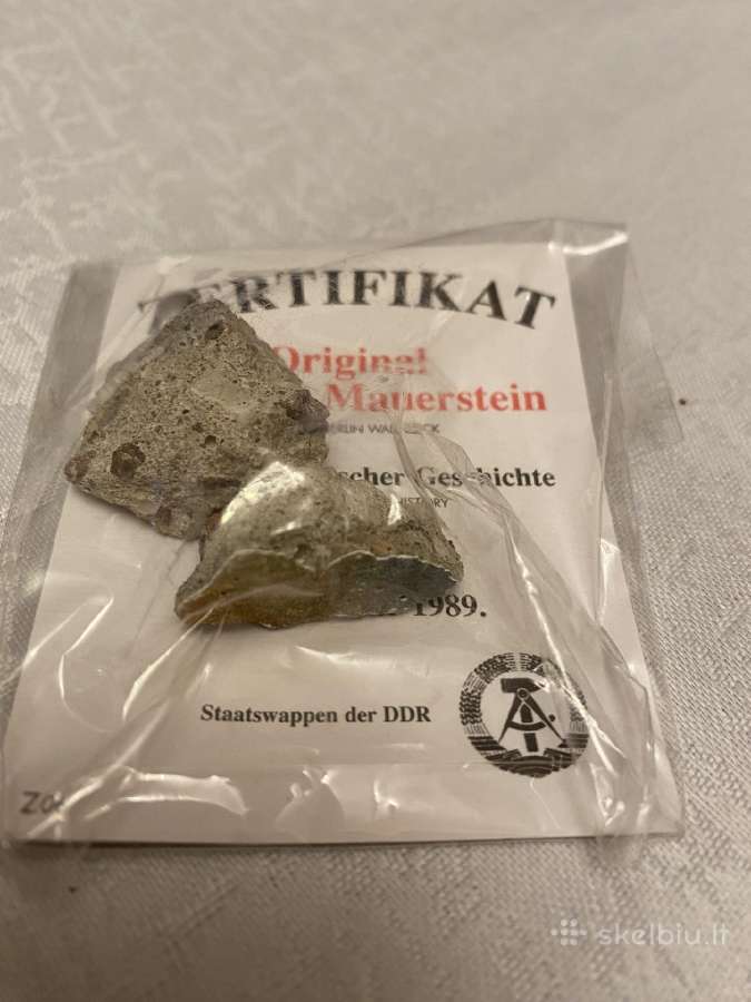 Parduodami suvenyras Berlyno sienos fragmentai.