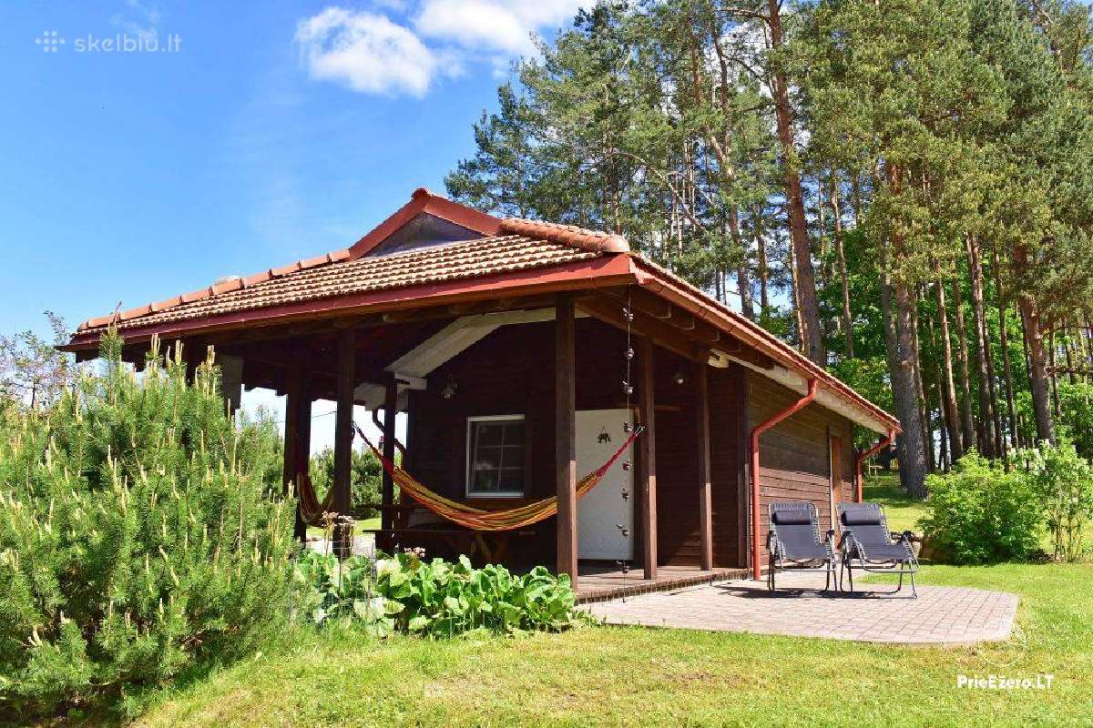 Jaukus namelis - pirtelė dviem ant ežero kranto