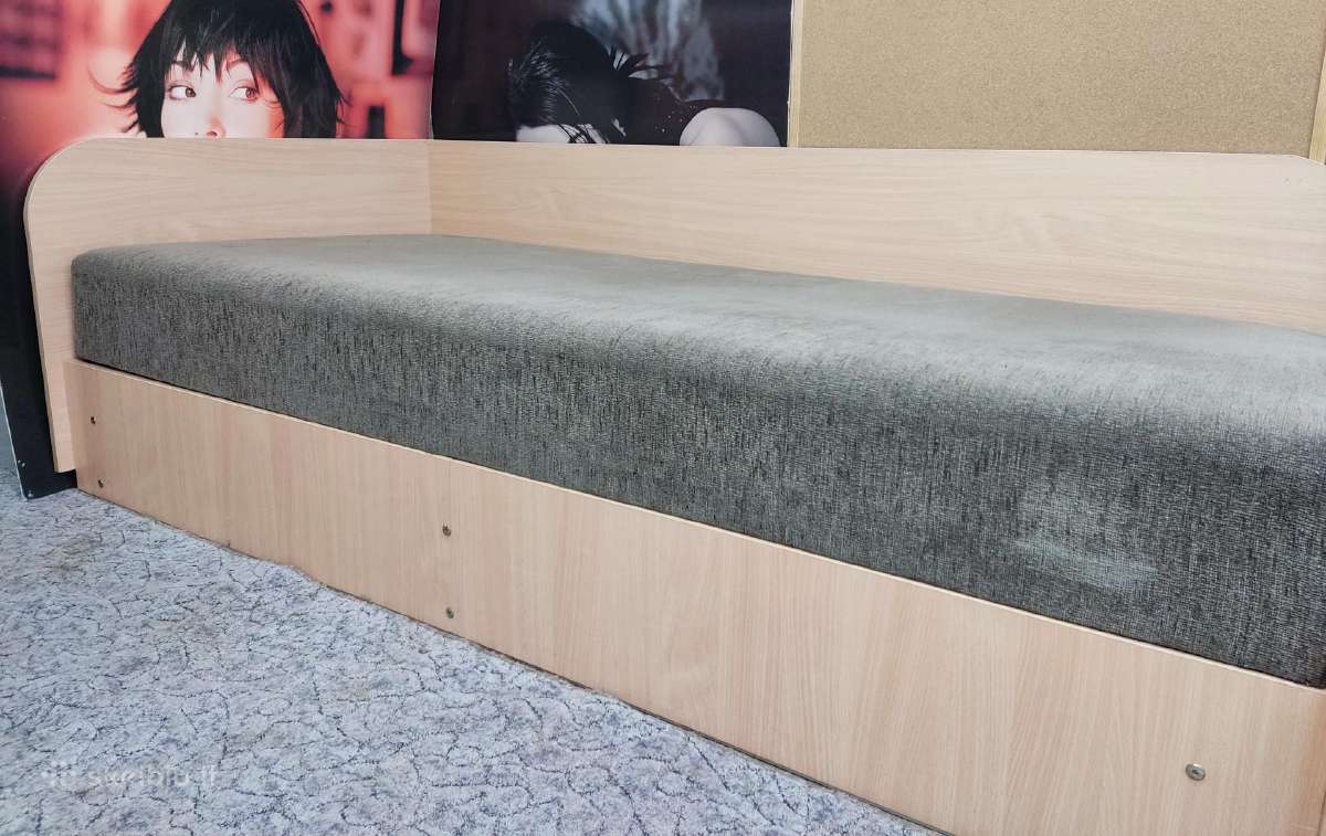 Pigiai naudotos tachtos viengulės lovos