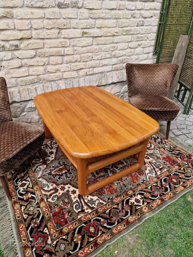 Vintažinis mid century tikmedžio masyvo staliukas