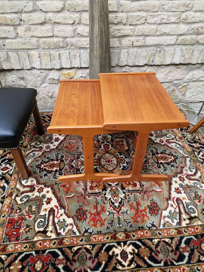 Vintažinis mid century tikmedžio staliukų duetas