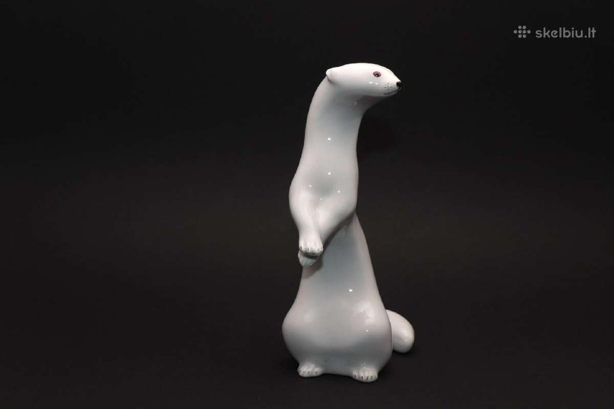 Statulėlė porceliano aukštis 19,5 cm.