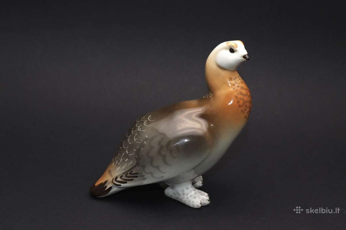 Statulėlė porcelianinė aukštis 14,5 cm.