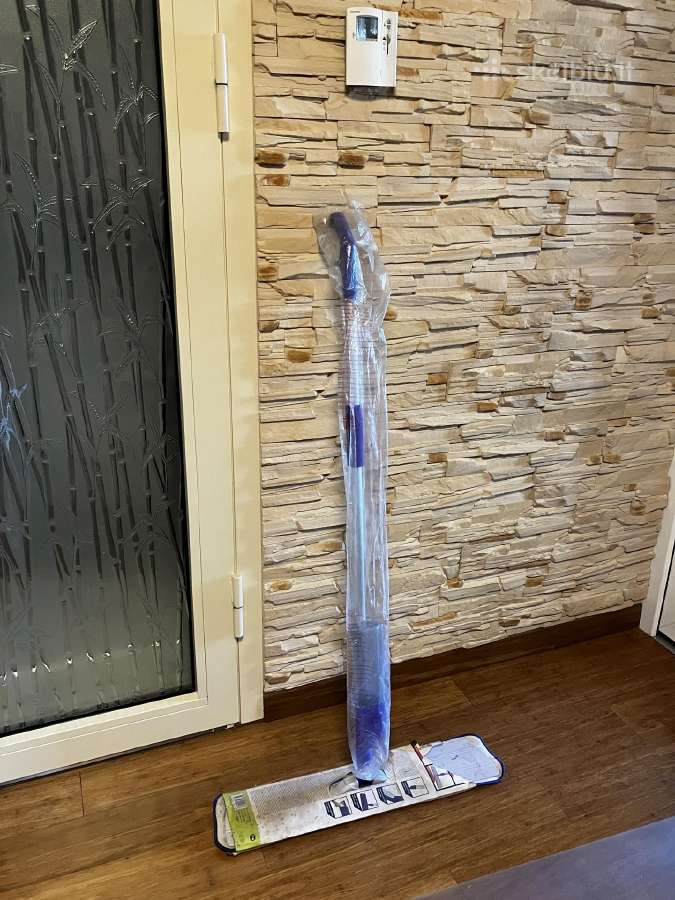 Rovus grindu dangos sepetys su purškikliu