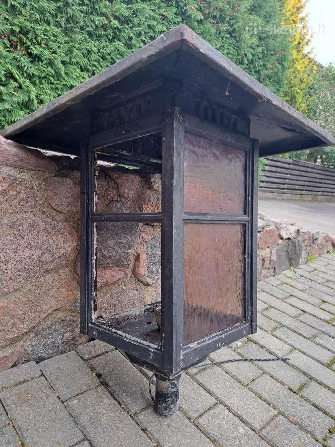 Didelis lauko šviestuvas.