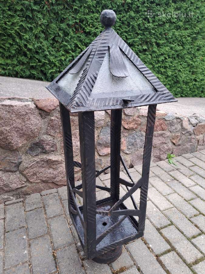 Kalviško darbo lauko šviestuvas.