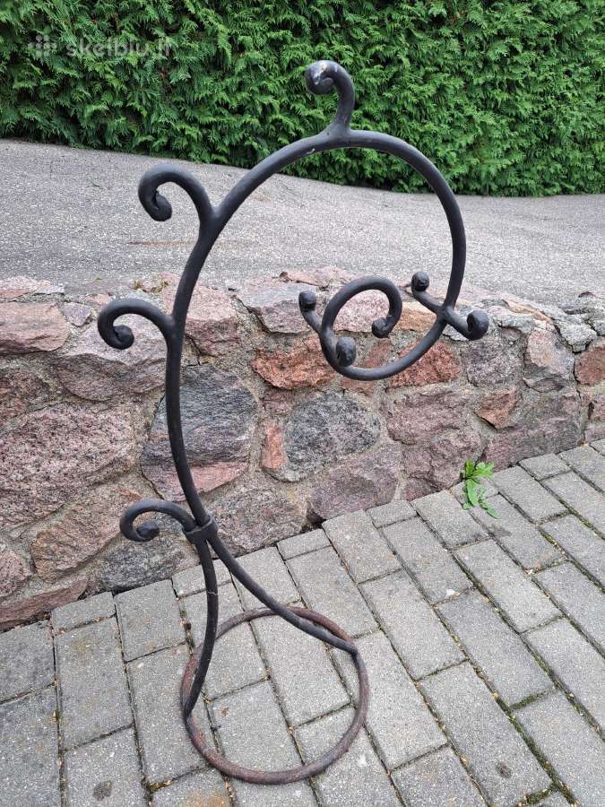 Kalviška stovas lietsargiams, batams.