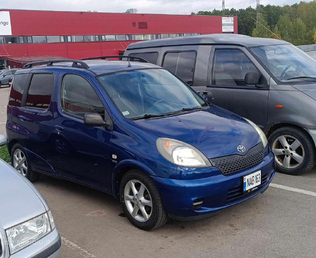 Toyota Yaris Verso automobilio nuoma Kaune