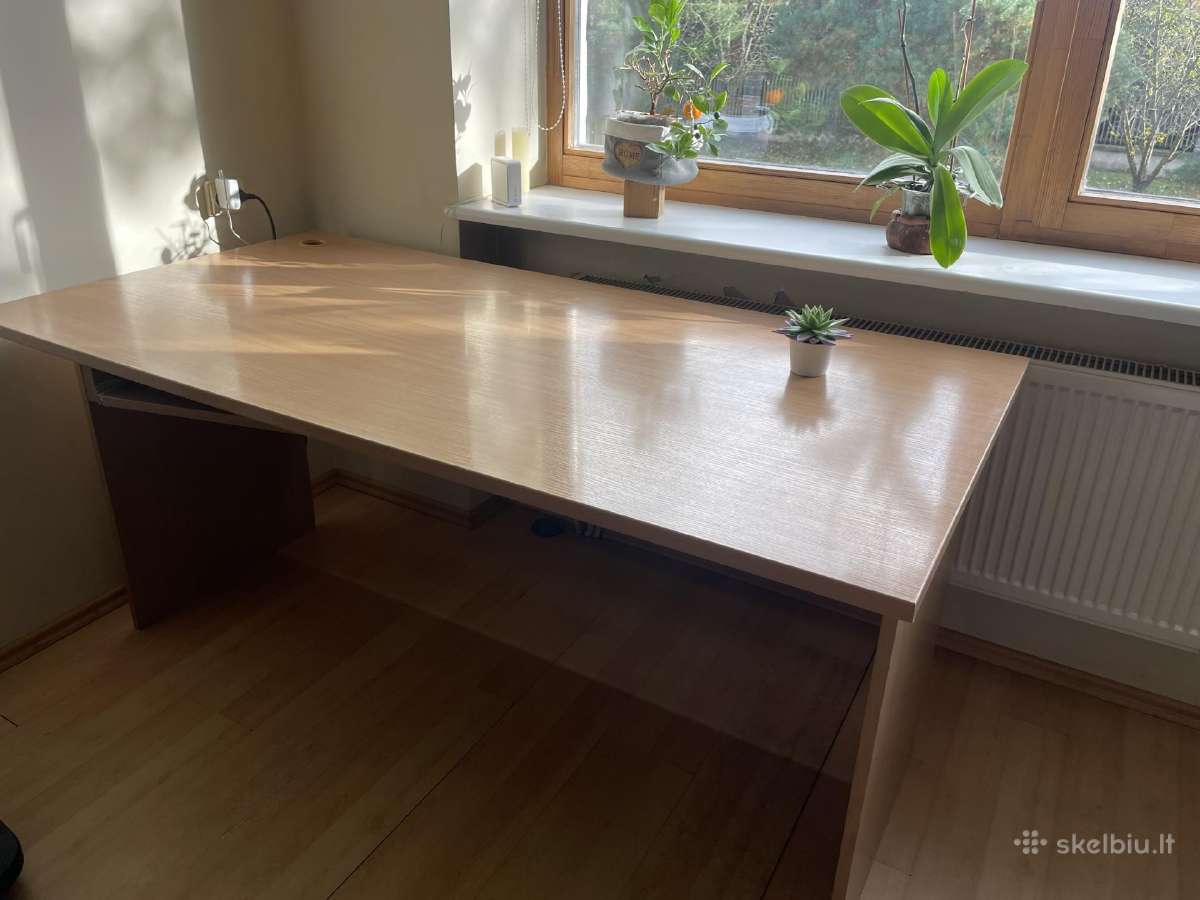 Stalas darbo / mokslo , šviesus, patogus